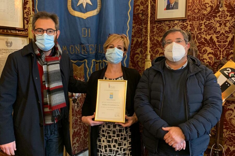 Pulmino per anziani e disabili: il sindaco Alberto Arcidiacono consegna pergamene ai commercianti che hanno contribuito al progetto di mobilità garantita