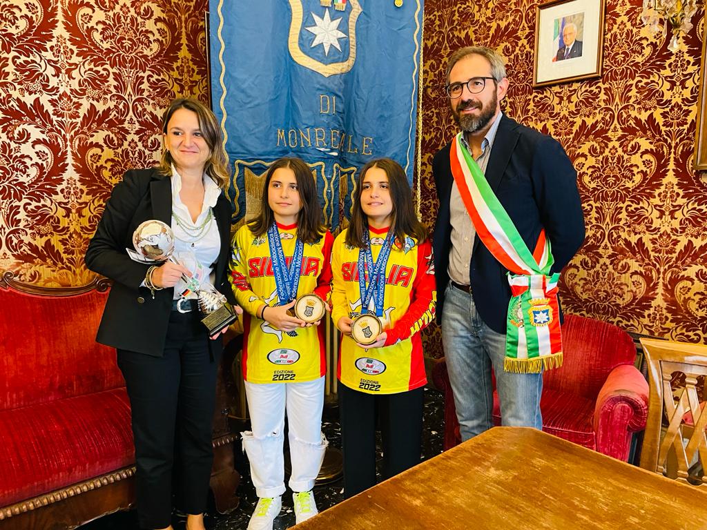 Trofeo Delle Regioni 2022: il sindaco Alberto  Arcidiacono premia le gemelle La Mantia , eccellenze del Minienduro