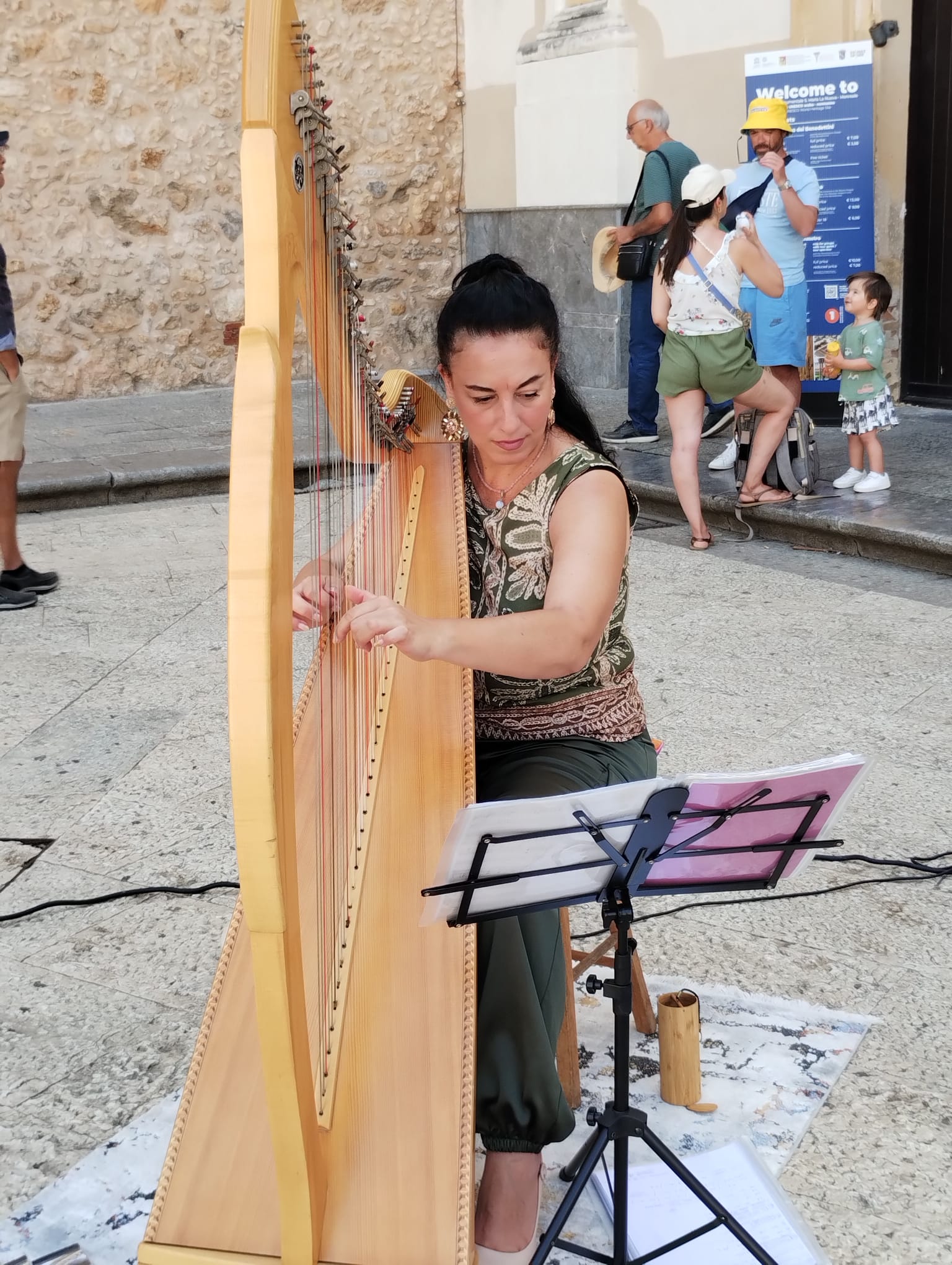 Le note dell’arpista Romina Copernico incantano i turisti davanti al Chiostro e al Duomo di Monreale