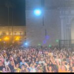 Grande successo ieri sera in piazza Guglielmo II per lo spettacolo dell’artista Paolo Noise Radio 105 e  il gruppo EXesamaevent