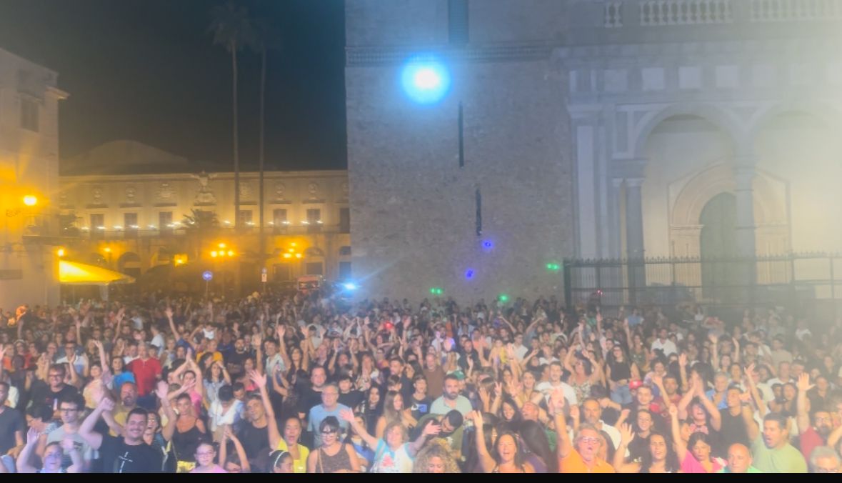 Grande successo ieri sera in piazza Guglielmo II per lo spettacolo dell’artista Paolo Noise Radio 105 e  il gruppo EXesamaevent