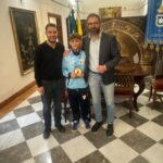 ll giovane campione di Ju-jitsu Diego Cappello premiato dal sindaco Alberto Arcidiacono.