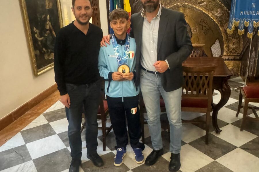 ll giovane campione di Ju-jitsu Diego Cappello premiato dal sindaco Alberto Arcidiacono.