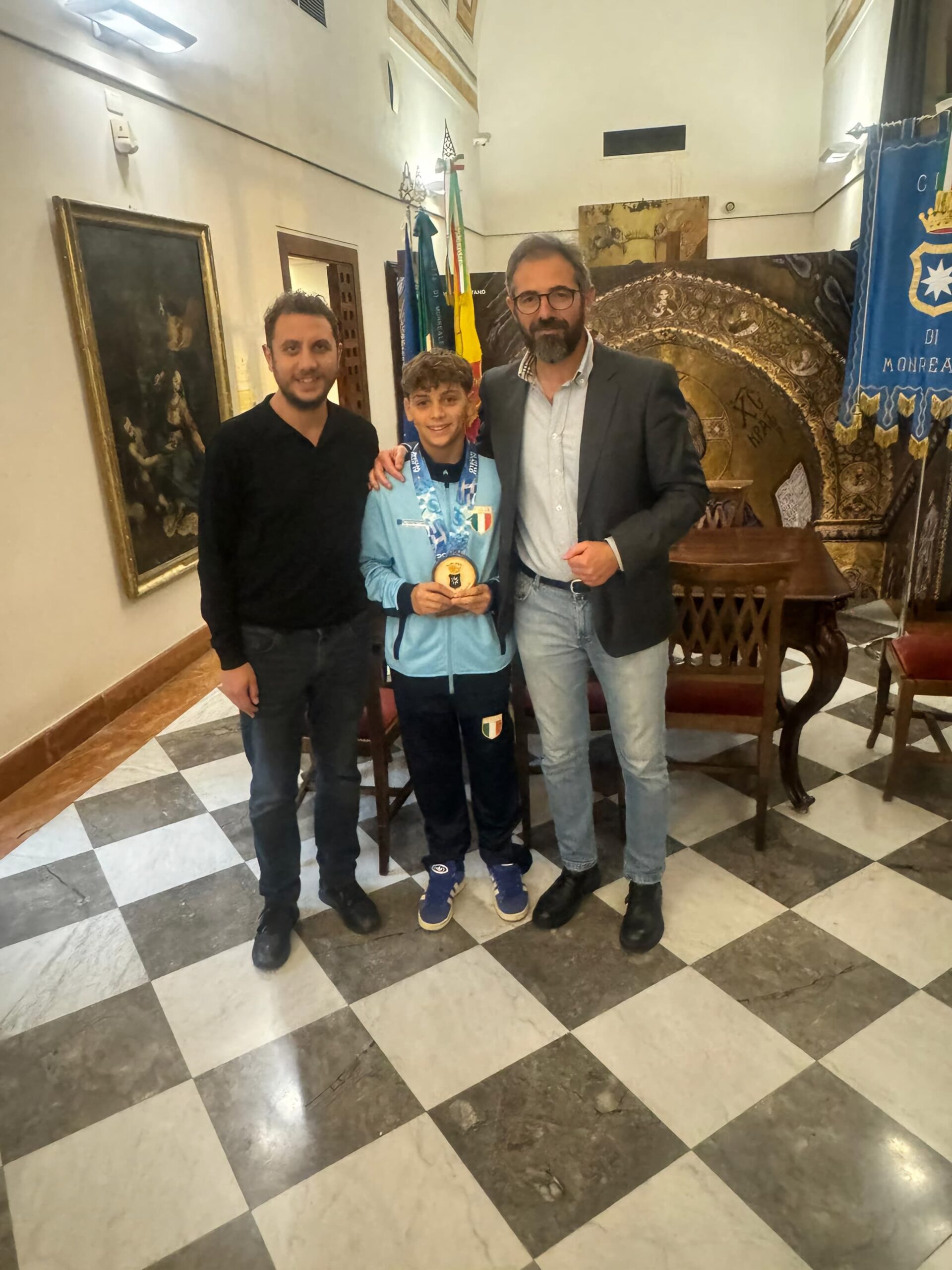 ll giovane campione di Ju-jitsu Diego Cappello premiato dal sindaco Alberto Arcidiacono.